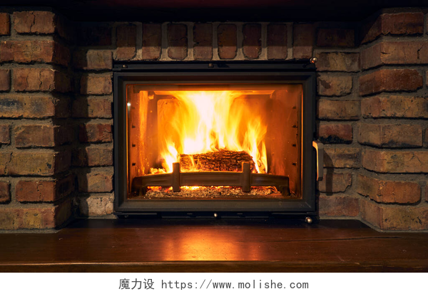 室内在燃烧中的壁炉壁炉和防火近景,如物体或背景,砖墙